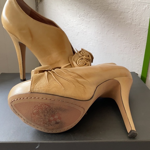 Vince Camuto Mistys peep toe Nappa leather platform pump. 5.5 . Toffee color. - Picture 4 of 11